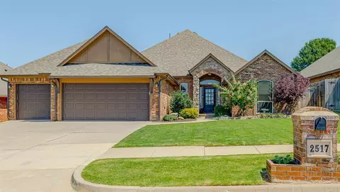 2517 SE 12th St, Moore, OK 73160