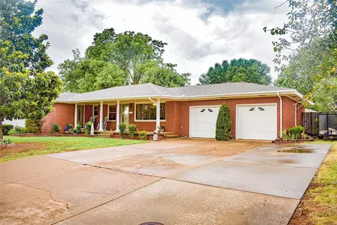 1119 Crestview Dr, Elk City, OK 73644