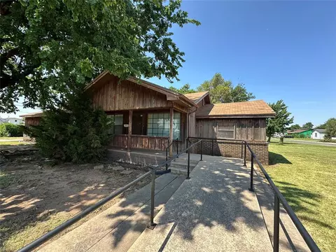 1132 Maple St, Altus, OK 73521 photo 4