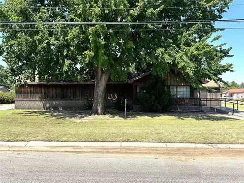 1132 Maple St, Altus, OK 73521 photo 2