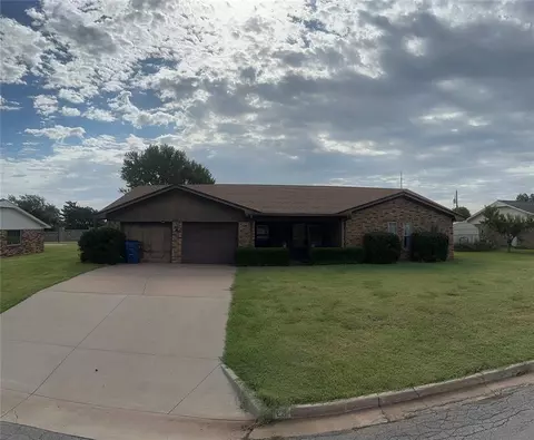 211 N Hickory St, Okeene, OK 73763