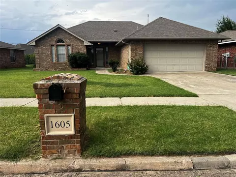 1605 Queensbury Rd, Moore, OK 73160