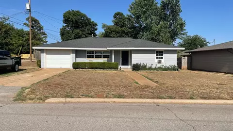 208 N 3rd St, Weatherford, OK 73096