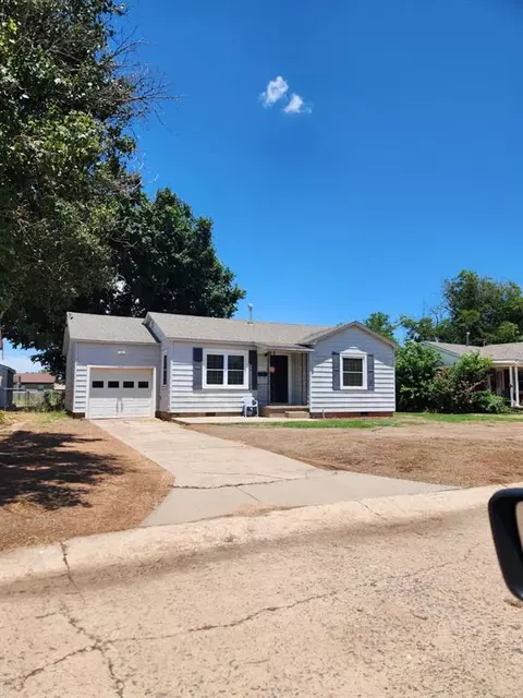 1021 E Liveoak St, Altus, OK 73521