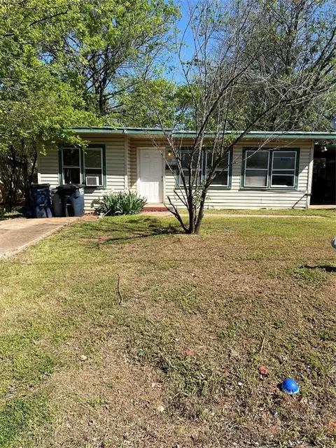 704 E Grant St, Shawnee, OK 74801 photo 2