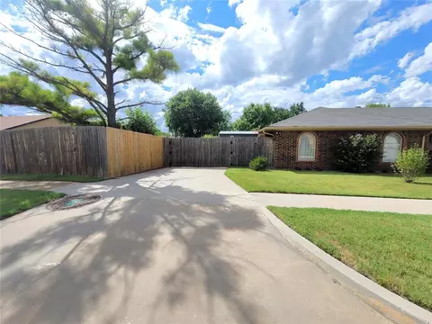 11809 Shroyer Dr, Moore, OK 73170 photo 2