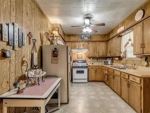 323 E Main St, Stroud, OK 74079 photo 10