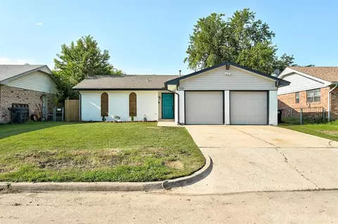 700 NW 17th St, Moore, OK 73160