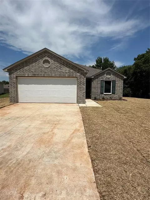 1928 Dillards Dr, Chickasha, OK 73018
