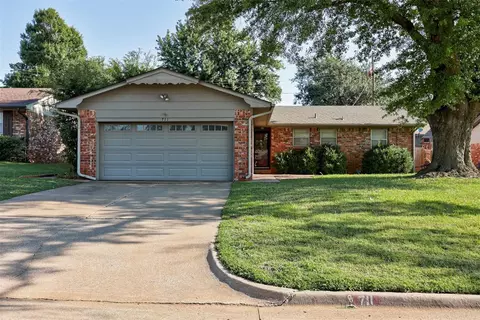 711 E 27th Pl, Edmond, OK 73013