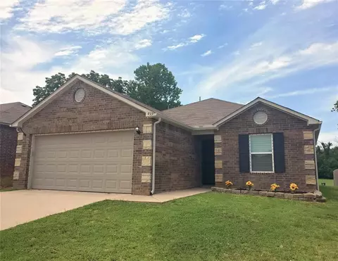 933 Klare Ln, Midwest City, OK 73130