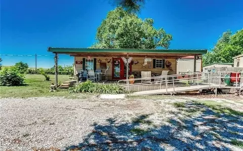 10755 Cedarwood St, Hinton, OK 73047