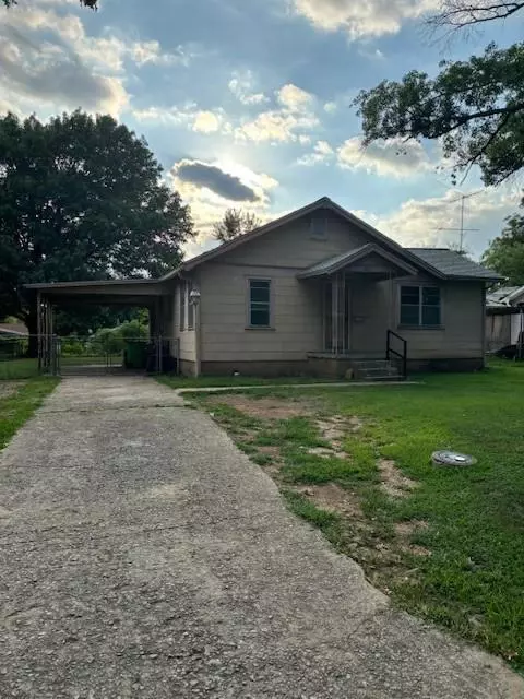 307 S 9th St, Okemah, OK 74859