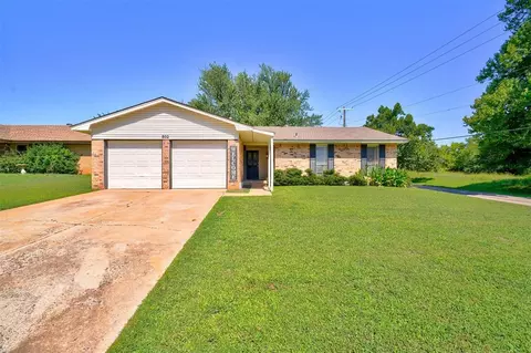 802 Sooner Ct, Guthrie, OK 73044 photo 2