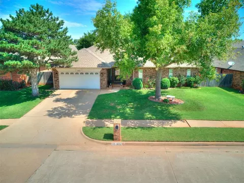 1805 E Main St, Moore, OK 73160