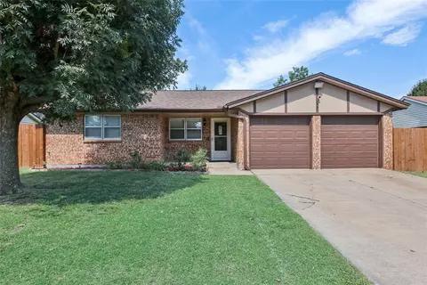 621 Champion Ln, Moore, OK 73160