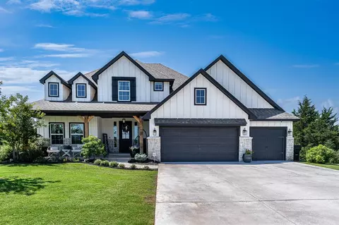 10061 Red Fox Dr, Edmond, OK 73025