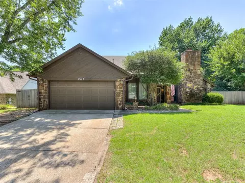 1317 Fox Lake Ln, Edmond, OK 73034