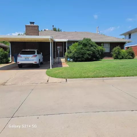 121 W Coe Dr, Midwest City, OK 73110
