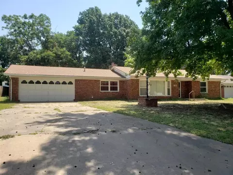 811 Country Club Dr, Holdenville, OK 74848