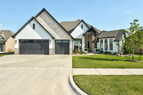 1925 Lago, Moore, OK 73160
