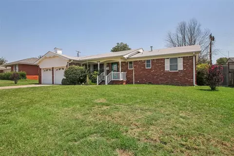 1210 Lynnwood Ave, Lindsay, OK 73052