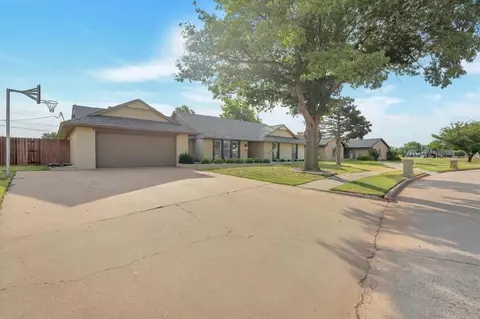 2402 Seminole Cir, Altus, OK 73521 photo 2