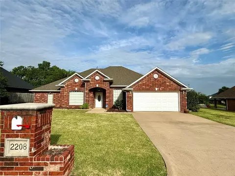 2208 Lakewood Dr, Chickasha, OK 73018