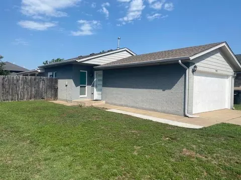 909 Heather Ln, Moore, OK 73160 photo 4