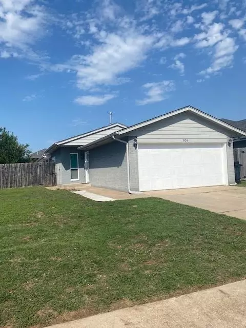909 Heather Ln, Moore, OK 73160 photo 2