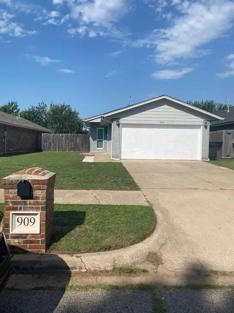 909 Heather Ln, Moore, OK 73160
