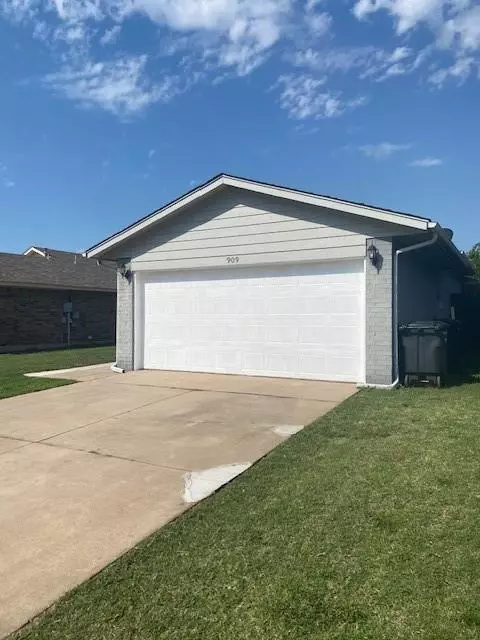 909 Heather Ln, Moore, OK 73160 photo 3