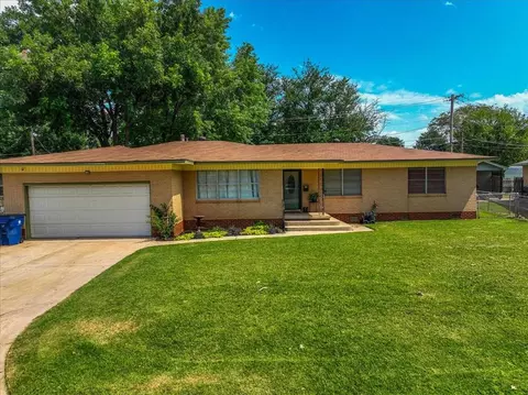 922 W Creek St, Lindsay, OK 73052