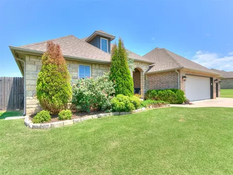 4829 Hillcrest Ln, Edmond, OK 73025