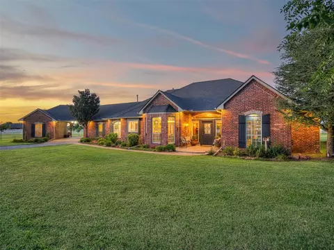 9702 Harvestyme Ln, Edmond, OK 73025