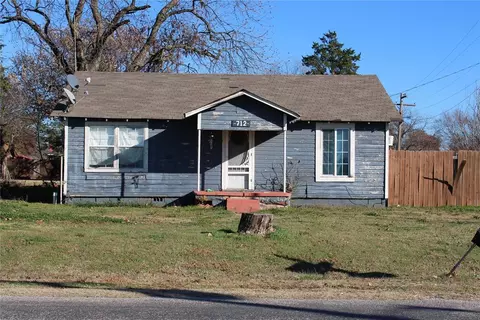 712 S 9th St, Comanche, OK 73529