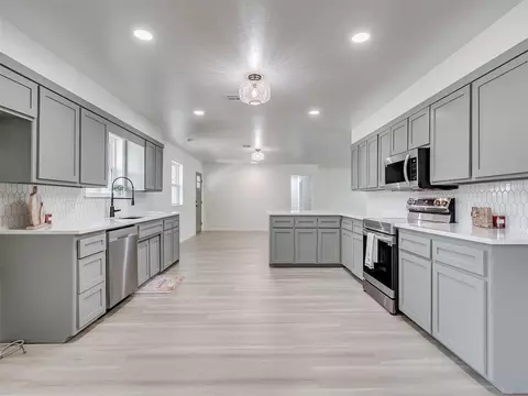 5361 Lakeview Dr, Harrah, OK 73045 photo 4