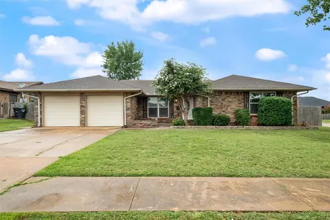 1013 E Hills Dr, Moore, OK 73160