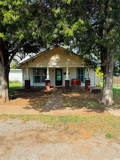 109 S 7th St, Hammon, OK 73650