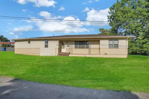 221 N Magnolia Ave, Cordell, OK 73632