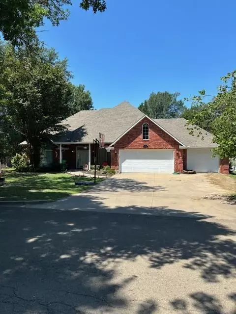 111 S 11th St, Okemah, OK 74859