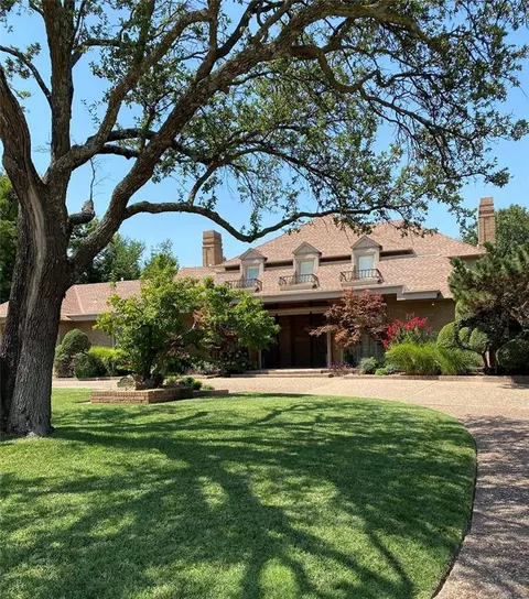 1729 Kingsbury Ln, Nichols Hills, OK 73116