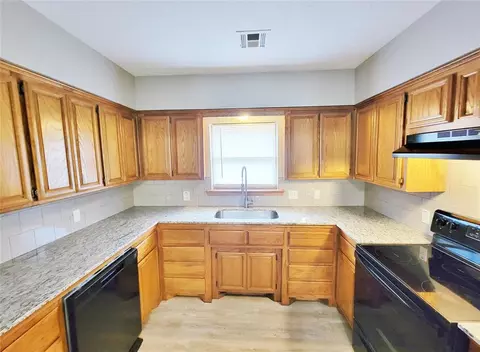 1506 S 6th St, Chickasha, OK 73018