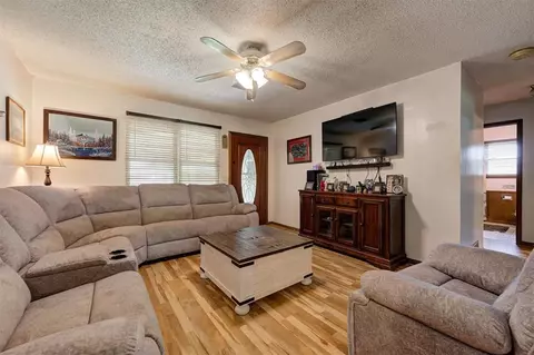 805 Del Haven Dr, Del City, OK 73115