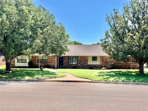 204 Connie Dr, Elk City, OK 73644