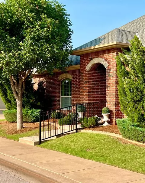 10332 Hawthorn Dr, The Village, OK 73120