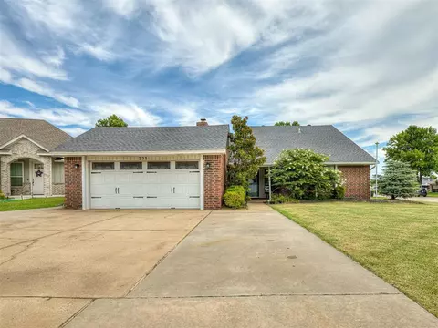 231 SE 28th St, Moore, OK 73160
