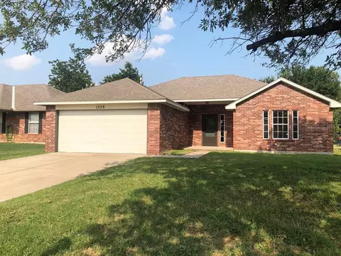 1528 N Southminster St, Moore, OK 73160