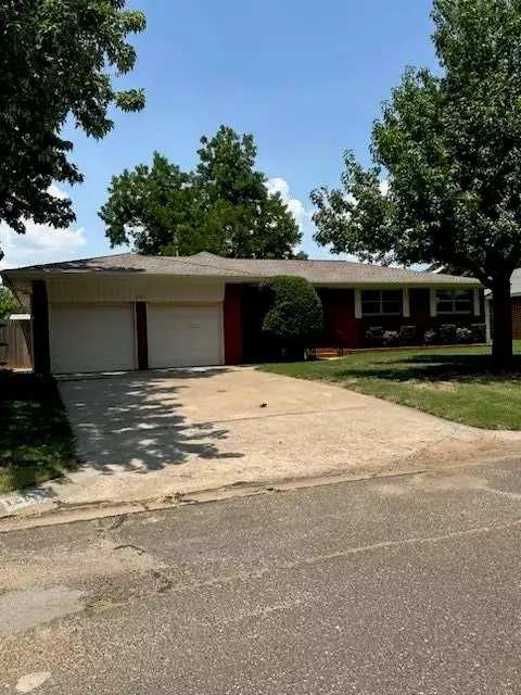 121 Briarwood St, Moore, OK 73160