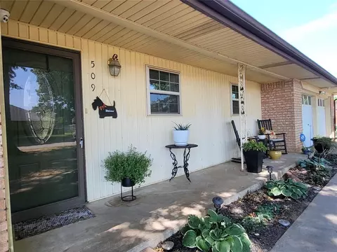509 S 9th St, Okemah, OK 74859